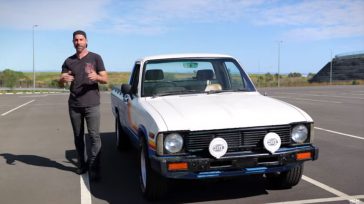 Ο ορισμός του sleeper: Toyota Hilux του 1982 καίει λάστιχο σαν αγωνιστικό και ακούγεται σαν supercar (Βίντεο) 