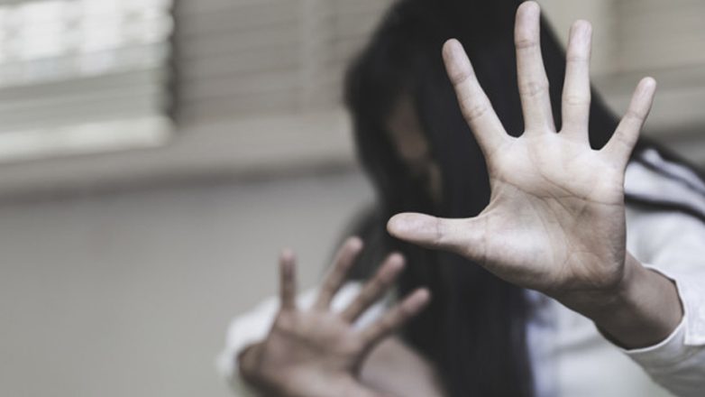 Κακοποιούν την 13χρονη κόρη τους επειδή κάνει παρέα με την ξαδέρφη της