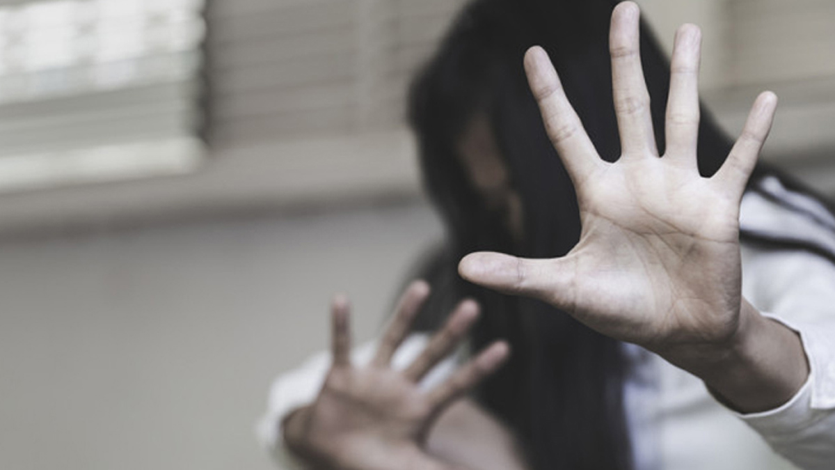 Κακοποιούν την 13χρονη κόρη τους επειδή κάνει παρέα με την ξαδέρφη της