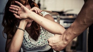 Χρυσοχοΐδης: «Κάθε μήνα έχουμε 450 καταγγελίες γυναικών»