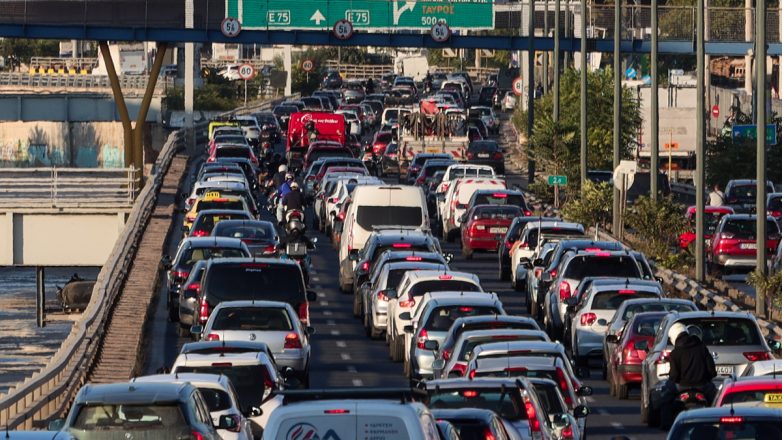 Καραμπόλα 4 οχημάτων στην Αττική Οδό Καραμπόλα 4 οχημάτων στην Αττική Οδό