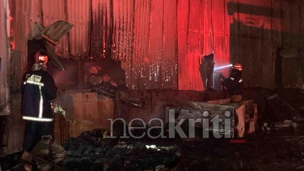 Ηράκλειο: Στις φλόγες αποθήκη με τρόφιμα και χαρτικά είδη