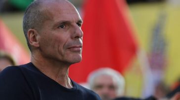 Βαρουφάκης για Τσίπρα: «Παρουσιάζει την ενοχή του ως αφέλεια»