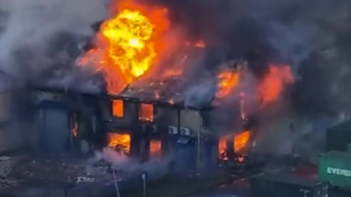 Μεγάλη φωτιά σε εμπορικό πάρκο στο Λονδίνο