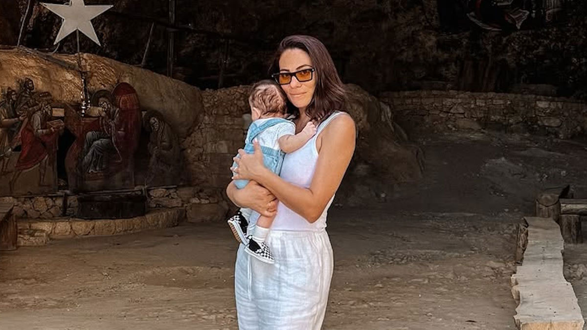 Ευρυδίκη Βαλαβάνη: Στόλισε το πρώτο Χριστουγεννιάτικο δέντρο με τον γιο της