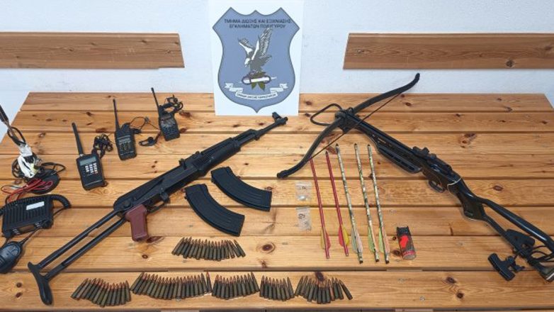 Θεσσαλονίκη: Πατέρας και γιος συνελήφθησαν με καλάσνικοφ και βαλλίστρα Θεσσαλονίκη: Πατέρας και γιος συνελήφθησαν με καλάσνικοφ και βαλλίστρα