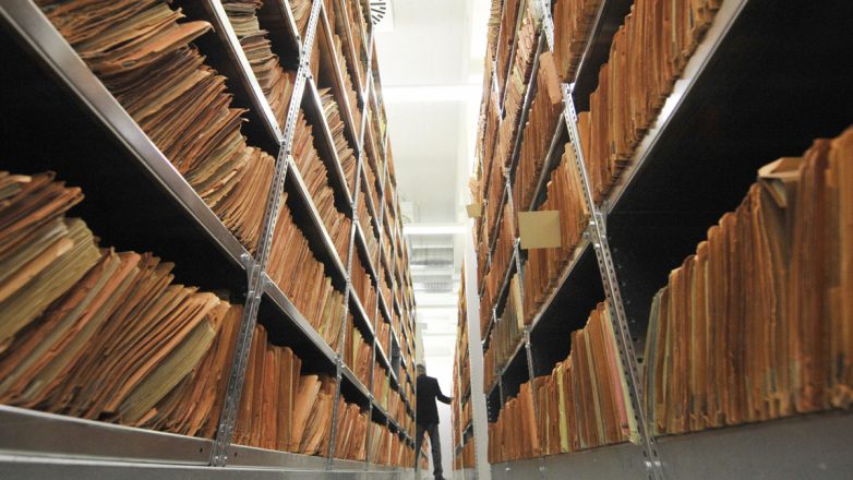 Ειδικοί τεχνικοί αρχειοθέτησης επανένωσαν τα κατεστραμμένα αρχεία της Στάζι