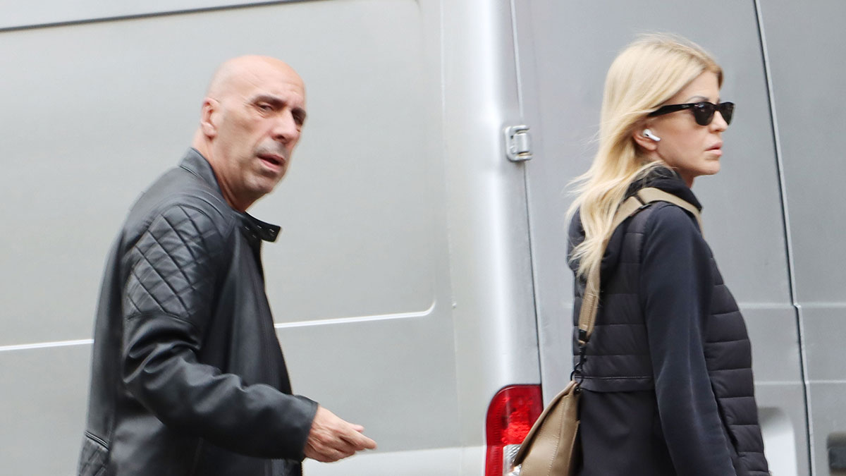 Γιάννης Μπρατάκος-Έλενα Ράπτη: Σπάνια εμφάνιση του ζευγαριού με casual looks στο κέντρο της Αθήνας