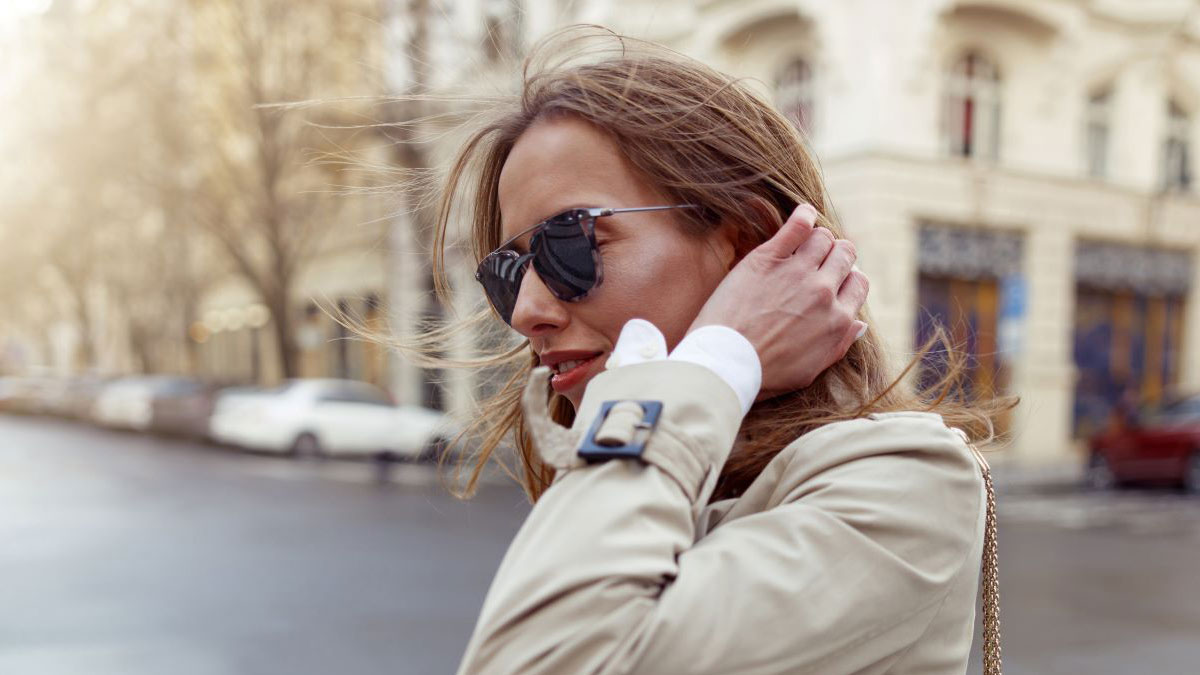 Πώς να συνδυάσετε τέλεια μια επώνυμη τσάντα με μια κλασική γυναικεία ζακέτα;