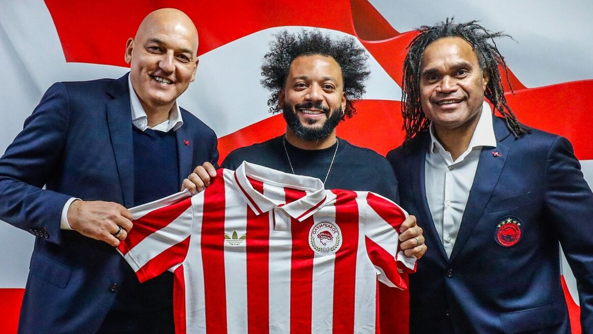 Ο Μαρσέλο παρέλαβε την επετειακή φανέλα του Ολυμπιακού