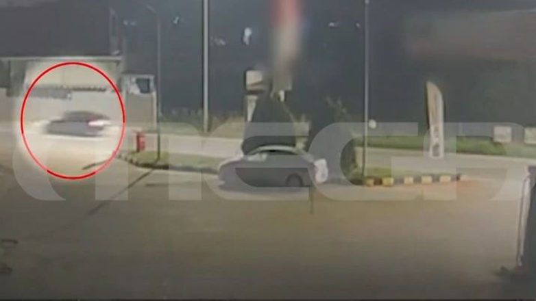 Σαλαμίνα: Η στιγμή που η 46χρονη φεύγει από το σπίτι μετά τη δολοφονία της πεθεράς της