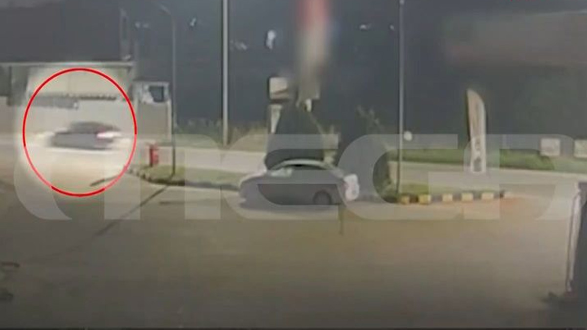 Σαλαμίνα: Η στιγμή που η 46χρονη φεύγει από το σπίτι μετά τη δολοφονία της πεθεράς της