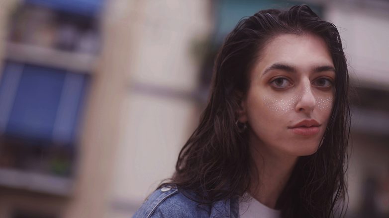 Η Έλενα Λεώνη παρουσιάζει τη «Βροχή», ένα τραγούδι που υμνεί την πολυπλοκότητα της ανθρώπινης ψυχοσύνθεσης