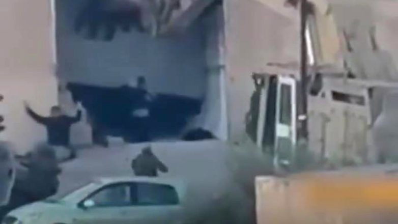 Ισραηλινοί στρατιώτες εκτέλεσαν εν ψυχρώ δύο Παλαιστίνιους που βγήκαν με τα χέρια ψηλά για να παραδοθούν