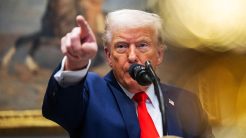 Ο Τραμπ κατακεραυνώνει την «τρομοκρατική ενέργεια» και τους μετανάστες