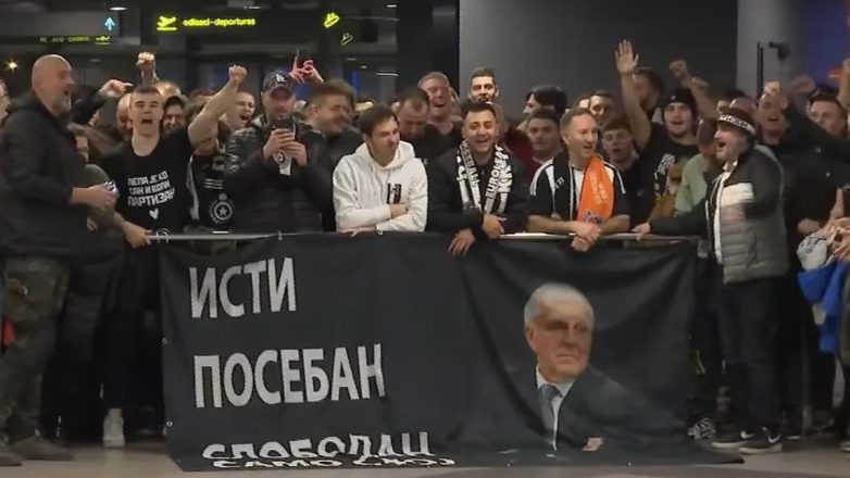 Συγκλονιστική υποδοχή του Ομπράντοβιτς στο αεροδρόμιο του Βελιγραδίου από φιλάθλους της Παρτιζάν! Συγκλονιστική υποδοχή του Ομπράντοβιτς στο αεροδρόμιο του Βελιγραδίου από φιλάθλους της Παρτιζάν!
