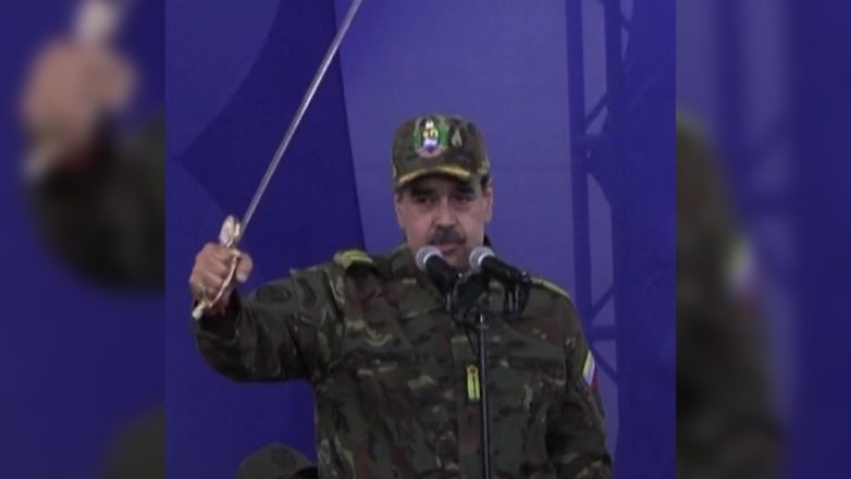 Ο Μαδούρο στέλνει μήνυμα στον Τραμπ υψώνοντας σπαθί Ο Μαδούρο στέλνει μήνυμα στον Τραμπ υψώνοντας σπαθί