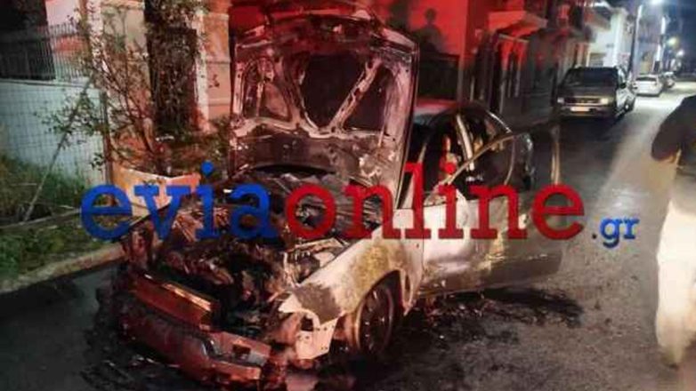 Εύβοια: Αυτοκίνητο πήρε φωτιά στη μέση του δρόμου Εύβοια: Αυτοκίνητο πήρε φωτιά στη μέση του δρόμου