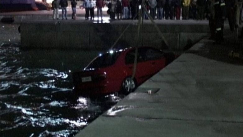 «Βούτηξε» με το αυτοκίνητο στο λιμάνι του Πειραιά «Βούτηξε» με το αυτοκίνητο στο λιμάνι του Πειραιά