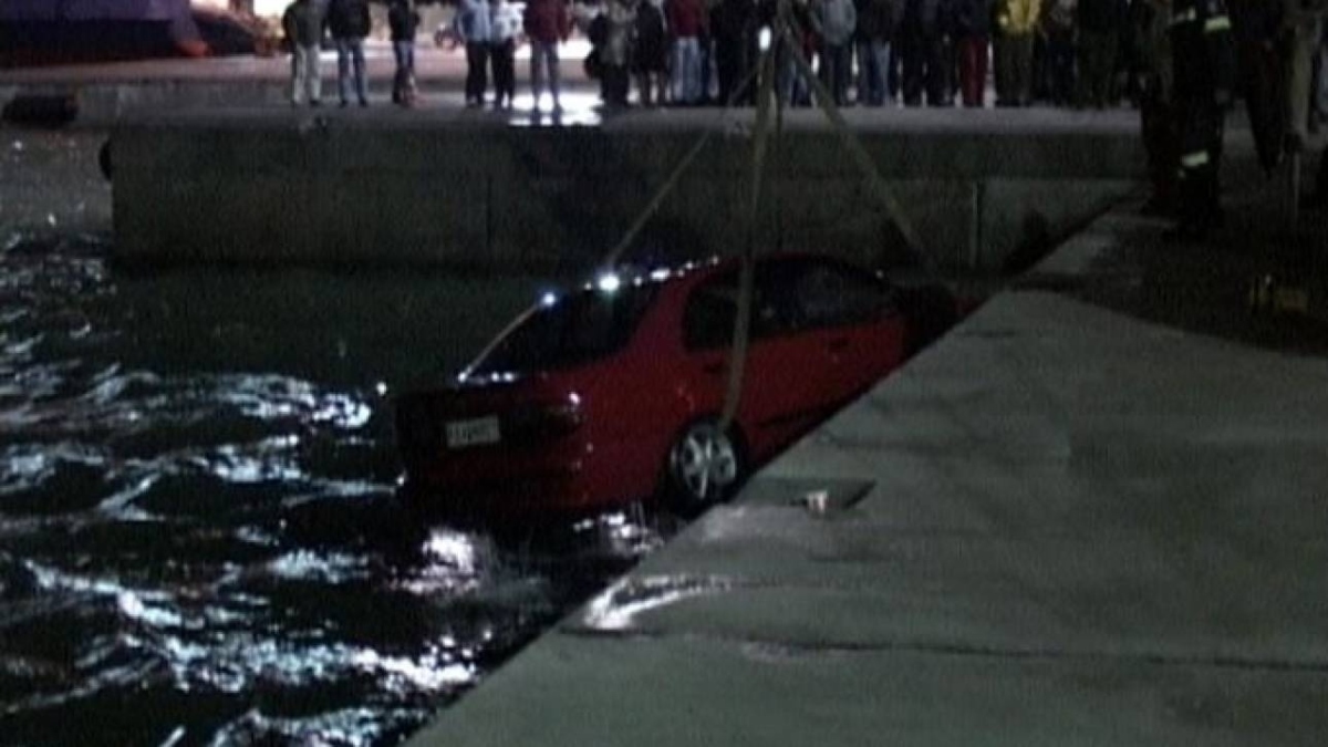 «Βούτηξε» με το αυτοκίνητο στο λιμάνι του Πειραιά