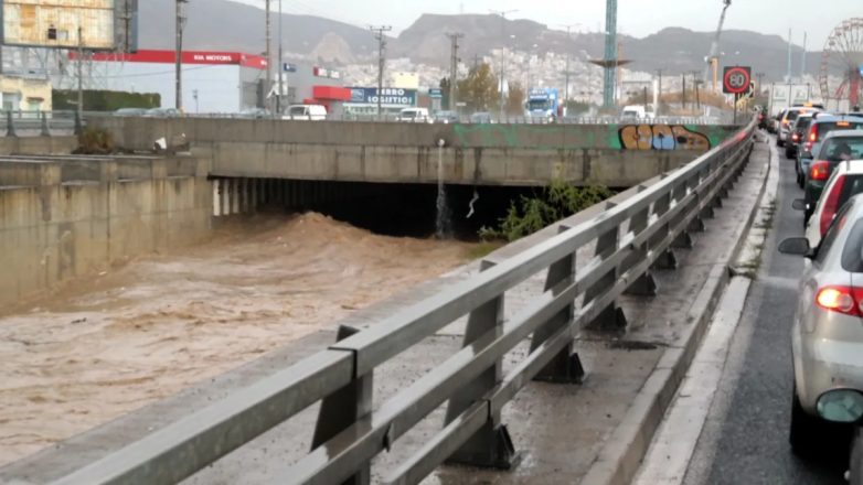 «Φούσκωσε» επικίνδυνα ο Κηφισός «Φούσκωσε» επικίνδυνα ο Κηφισός
