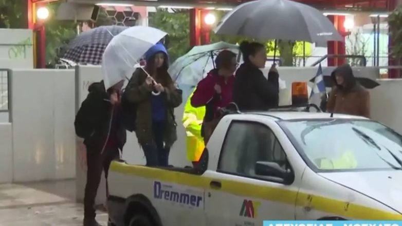 Απίστευτες εικόνες στο Μοσχάτο: Σε καρότσα φορτηγού οι επιβάτες του μετρό Απίστευτες εικόνες στο Μοσχάτο: Σε καρότσα φορτηγού οι επιβάτες του μετρό