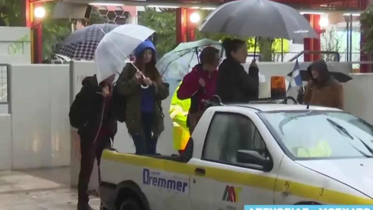 Απίστευτες εικόνες στο Μοσχάτο: Σε καρότσα φορτηγού οι επιβάτες του μετρό