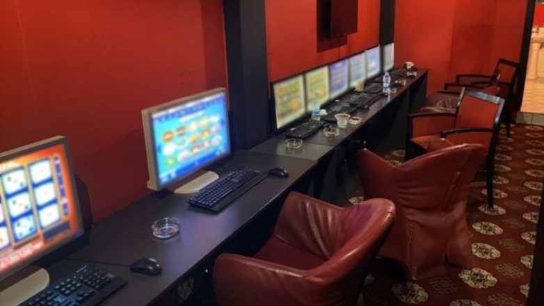 Έπαιζαν «φρουτάκια» σε κατάστημα υγειονομικού ενδιαφέροντος