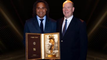 Ολυμπιακός: Ο Κριστιάν Καρεμπέ τιμήθηκε με το βραβείο Golden Foot Legend για το 2025