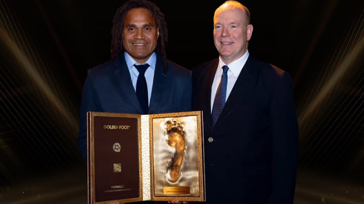 Ολυμπιακός: Ο Κριστιάν Καρεμπέ τιμήθηκε με το βραβείο Golden Foot Legend για το 2025