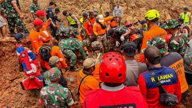 Ινδονησία: Στους 84 οι νεκροί από τις πλημμύρες