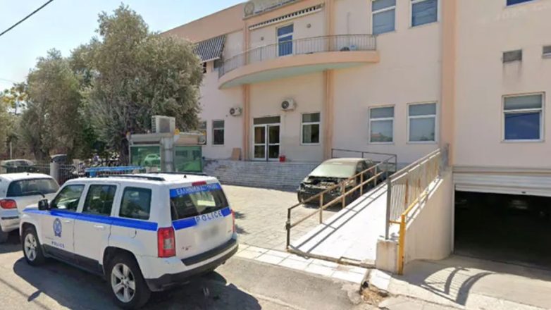 Σοκ: 14χρονη πήγε με νεκρό έμβρυο σε εφημερίδα στην Αστυνομία Σοκ: 14χρονη πήγε με νεκρό έμβρυο σε εφημερίδα στην Αστυνομία