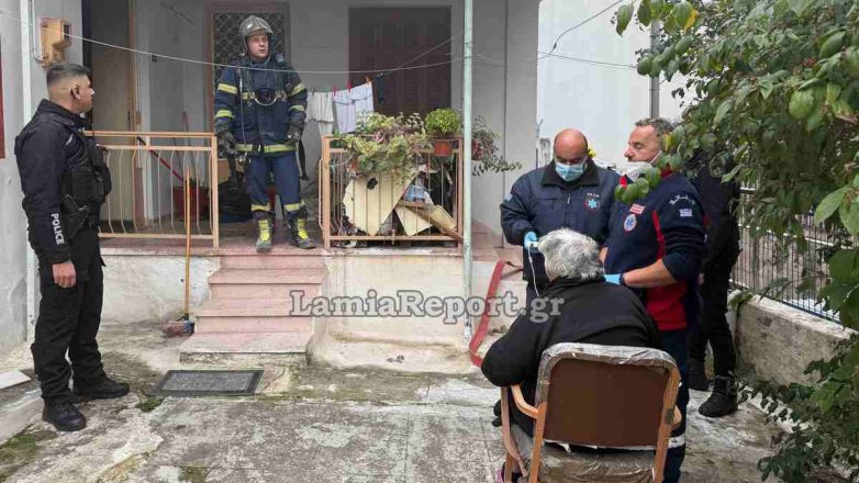Λαμία: Αστυνομικοί απεγκλώβισαν ηλικιωμένη μέσα από τους καπνούς Λαμία: Αστυνομικοί απεγκλώβισαν ηλικιωμένη μέσα από τους καπνούς