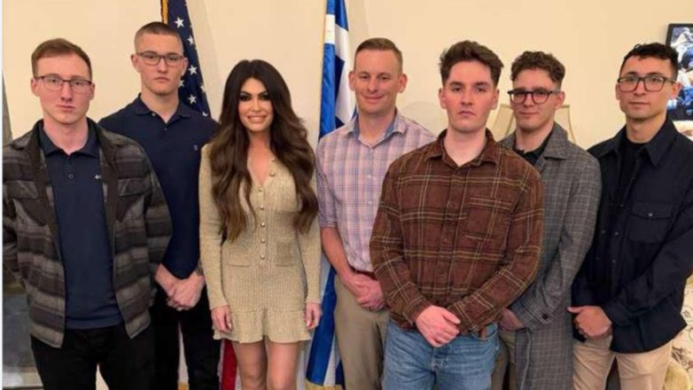 Η Κίμπερλι σε δείπνο με τους πεζοναύτες Η Κίμπερλι σε δείπνο με τους πεζοναύτες