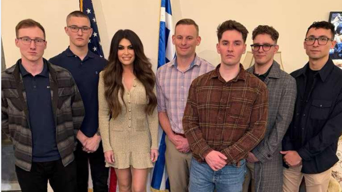 Η Κίμπερλι σε δείπνο με τους πεζοναύτες