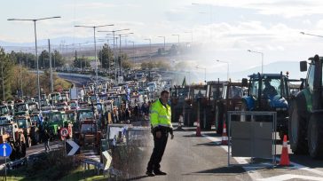 Οι αγρότες σκληραίνουν τη στάση τους – Νέοι αποκλεισμοί δρόμων από τη Δευτέρα