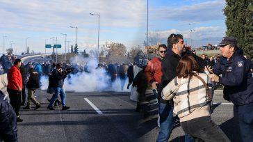 Αγροτικές Κινητοποιήσεις: Κλειστή η ΠΑΘΕ στον κόμβο της Νίκαιας στη Λάρισα