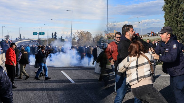 Αγροτικές Κινητοποιήσεις: Κλειστή η ΠΑΘΕ στον κόμβο της Νίκαιας στη Λάρισα