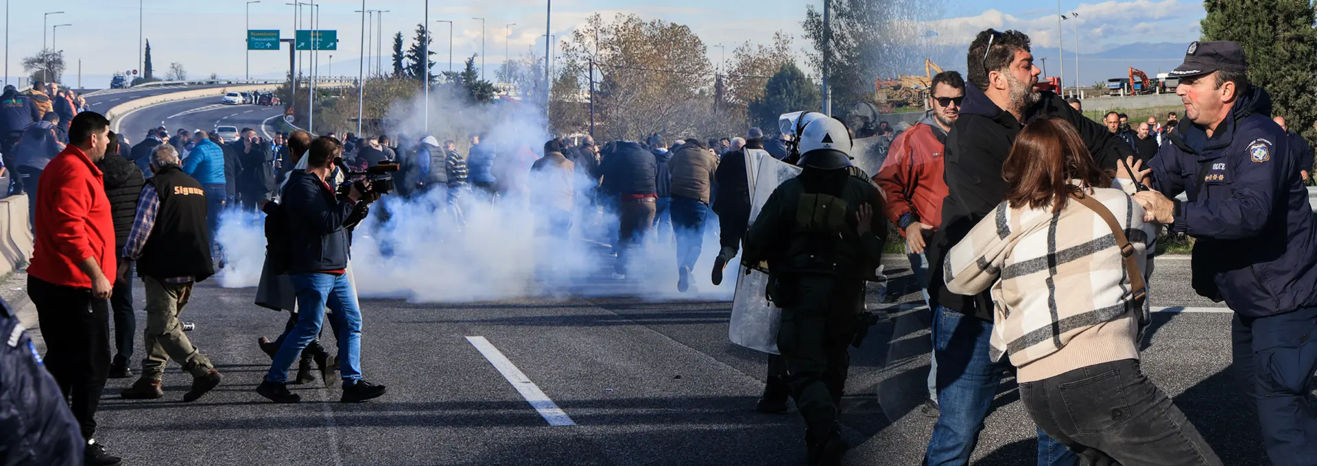 Αγροτικές Κινητοποιήσεις: Κλειστή η ΠΑΘΕ στον κόμβο της Νίκαιας στη Λάρισα