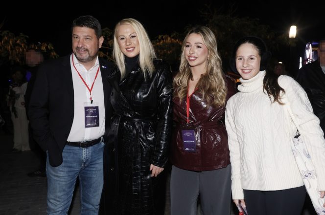 Νίκος Χαρδαλιάς: Η σπάνια δημόσια εμφάνιση με την σύζυγό του και τις κούκλες κόρες τους