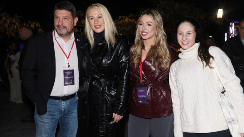 Νίκος Χαρδαλιάς: Η σπάνια δημόσια εμφάνιση με την σύζυγό του, Γιώτα Παναγιωτοπούλου και τις κούκλες κόρες τους