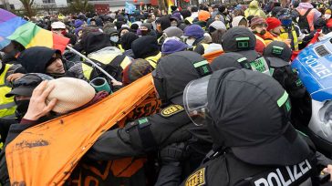 Χάος στη Γερμανία από διαμαρτυρία ενάντια στην ίδρυση της νέας νεολαιίστικης ομάδας του AfD (βίντεο)