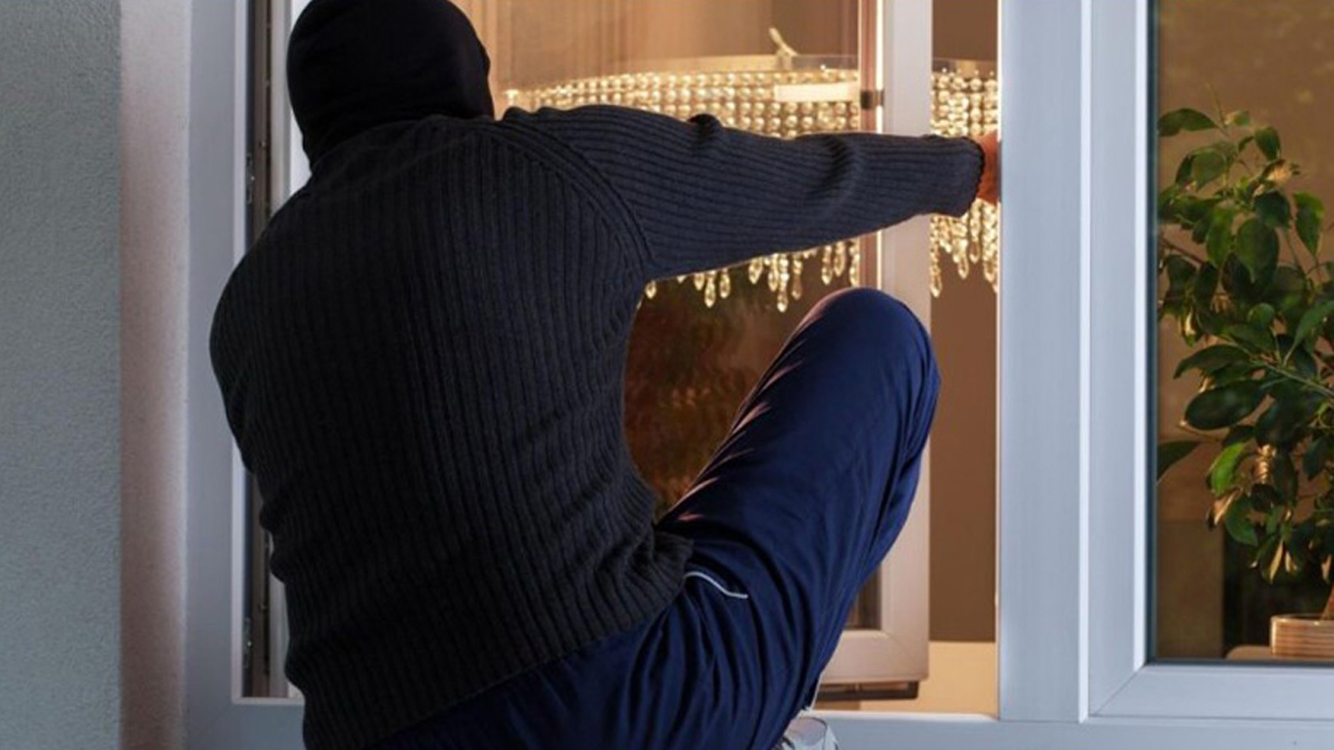 Διέρρηξαν το δημαρχείο Σαρωνικού – Άνοιξαν πάνω από 10 γραφεία