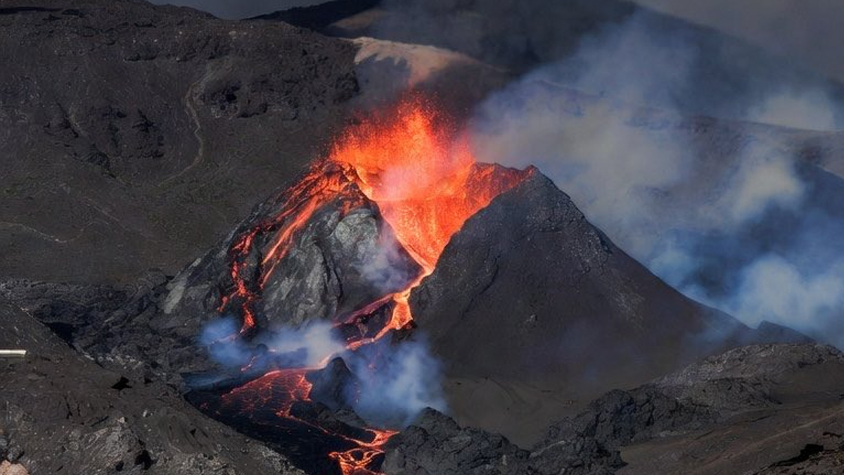 Κολομβία: Το ηφαίστειο Πουρασέ «σκορπά» τέφρα σε χωριά