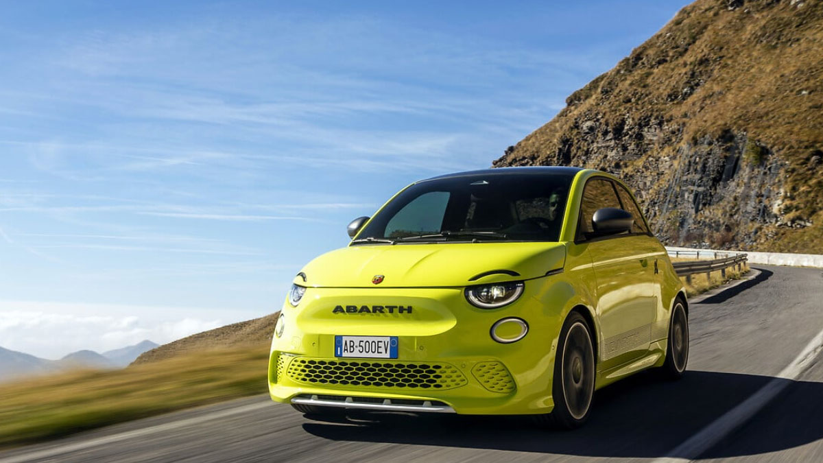 Η Abarth επιστρέφει στη βενζίνη καθώς η αμιγώς ηλεκτρική γκάμα της δεν έχει την αναμενόμενη απήχηση 