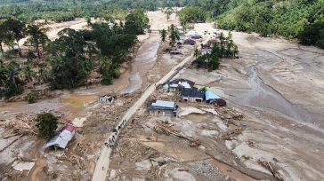 Σχεδόν 800 άνθρωποι πέθαναν από την τροπική καταιγίδα που σάρωσε τη Νοτιοανατολική Ασία