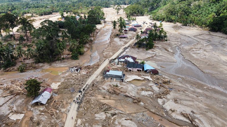 Σχεδόν 800 άνθρωποι πέθαναν από την τροπική καταιγίδα που σάρωσε τη Νοτιοανατολική Ασία