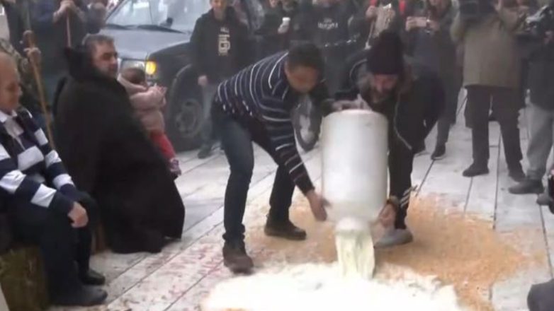 Κτηνοτρόφοι χύνουν γάλατα στη κεντρική πλατεία της Λάρισας