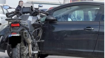 Ανάβυσσος: Μηχανή «καρφώθηκε» πάνω σε αυτοκίνητο