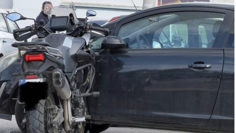 Ανάβυσσος: Μηχανή «καρφώθηκε» πάνω σε αυτοκίνητο